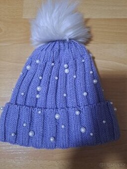 Dámská čepice s ozdobnými perličkami