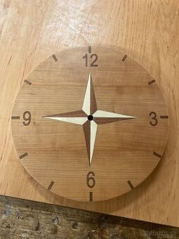 Ručně vyráběné dýhované hodiny