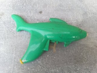 Stará dětská stříkací pistolka (ryba)