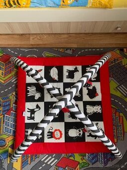 Prodám hrací deku s hrazdičkou a zavěšenými hračkami