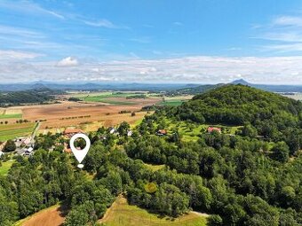 Výjimečný pozemek 8.483 m2 v oblasti Kokořínska s hotovým pr