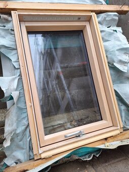 Dřevěné střešní okno Fakro FTP-V 66x98 cm +venkovní lemování