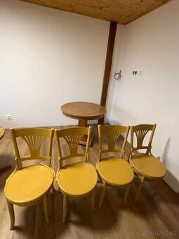 Dřevěný stůl a židle