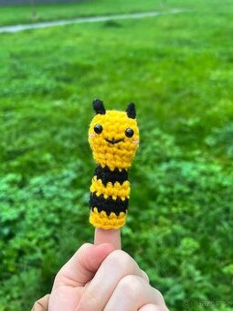 Háčkovaná hračka - maňásek včela
