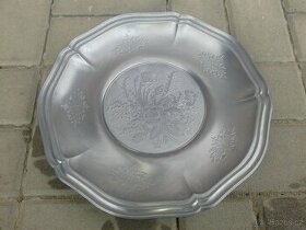 Hliníkový dekorativní talíř.
