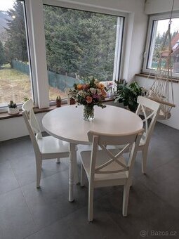 Prodám jídelní stůl + 4 židle – styl Provence, masiv, bílé p