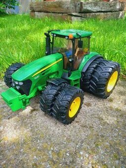 Bruder traktor John Deere 7930 s dvojitými koly