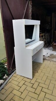 Toaletní / kosmetický stůl
