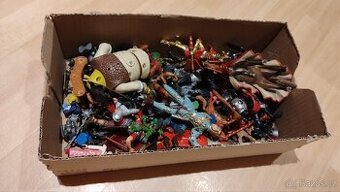 Krabice s mnoha figurkami - 1