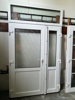 VCHODOVÉ DVOUKŘÍDLÉ PLASTOVÉ DVEŘE 154x212-262 NADSVĚTLÍKY