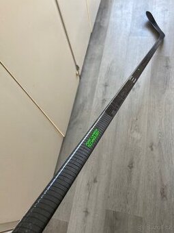 Hůl CCM Trigger 6 95flex levá ZÁRUKA extra dlouhá