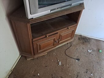 Skříň pod televizi