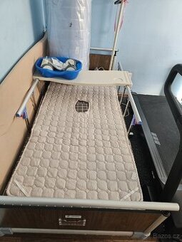 Postel pro postižené nebo zcela nepohyblivé.