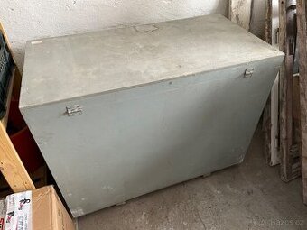 Socialistická dílenská truhla