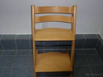 KRÁSNÁ MASIVNÍ DŘEVĚNÁ ROSTOUCÍ ŽIDLE STOKKE TRIPP TRAPP