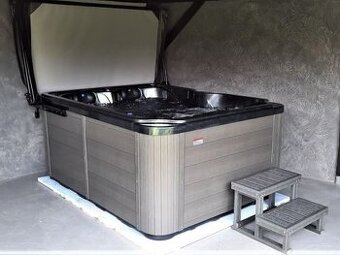 Vířivka pro 3 lidi