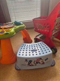 Dětský kočárek, stupínek, hrací stoleček