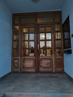 Dvoukřídlé vchodové dveře se zrcadlovými skly