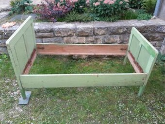 Menší patinová postel antik