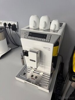Kavovar Delonghi