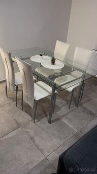 Jídelní skleněný stůl + stylové jídelní židle