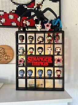 Stranger Things – Funko Pop vitrína / stojan