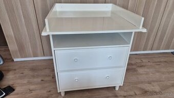 Knihovna IKEA Hemnes s prebalovacim pultem