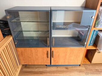 Skleněná nábytková vitrína