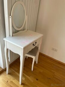 Krasny kosmeticky stolek - idealni pro dite