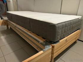 Dřevěné postele s vysokými matracemi