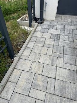 Prodám 7, 5 m2 dlažby. Výška 60 mm