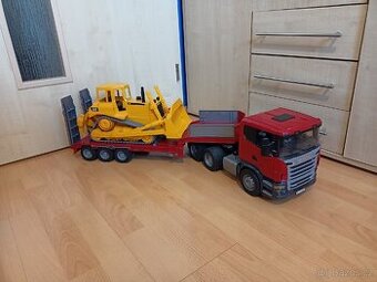Bruder scania tahač s podvalníkem a buldozerem caterpillar