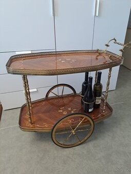 Elegantní antický servírovací stolek na kolečkách