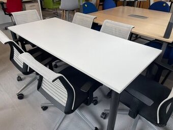 Zasedací stůl a židle Steelcase
