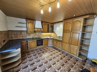 Krásná kuchyňská linka se spotřebiči