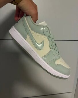 Air Jordan 1 Low tenisky, vel. 39