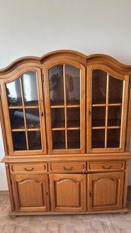 Masivní vitrína / příborník