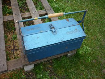 plechová bedna na nářadí