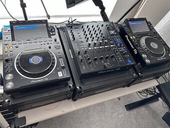 Multiplayer CDJ-3000 DJ s mixážním pultem DJM-A9 a kufry