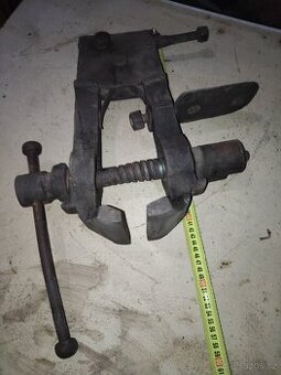 Větší kovářský svěrák