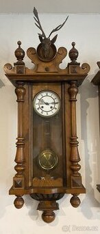 Nástěnné kyvadlové hodiny v loveckém stylu