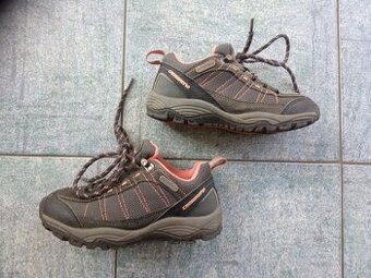 Kompromisní sandále, turistické a zimní boty, pantofle- 30
