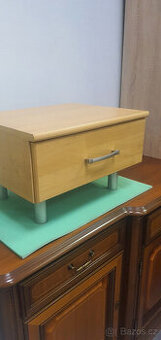noční stolek