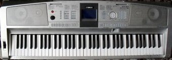 Yamaha Portable Grand DGX 305 (rozsah 6,5 oktávy)
