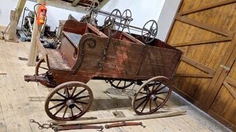 Historický hasičský vůz pro stříkačku