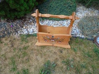 dřevěný, malovaný stojan na noviny