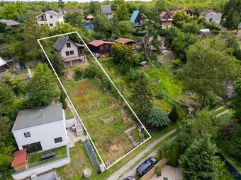 Prodej stavebního pozemku s chatou ve Statenicích