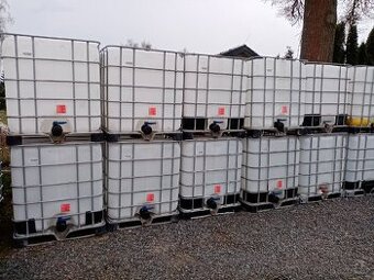 IBC nádrže kontejnery na 1000 litrů černé bílé