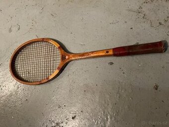 Stará-retro tenisová raketa Artis