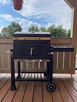 Grill na dřevěné uhlí